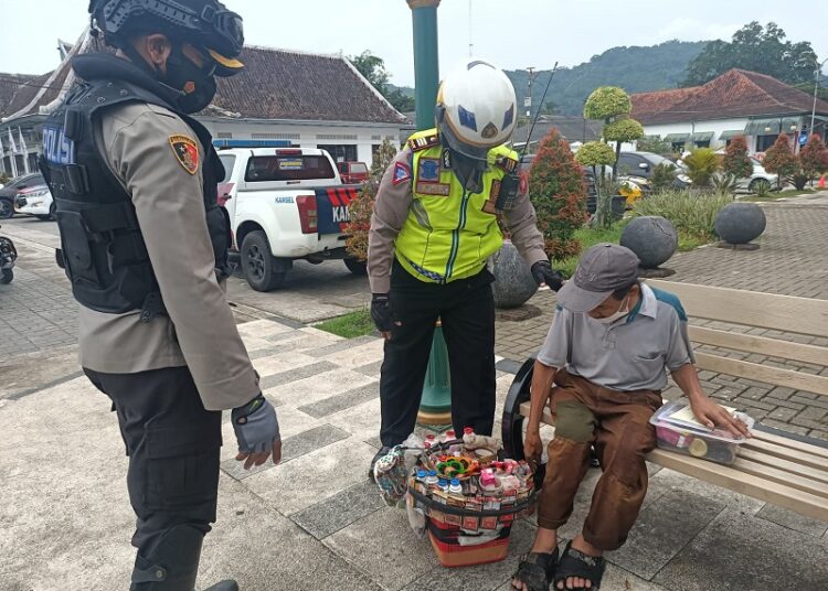 AKBP Eko Prasetyo Robbyanto, Santuni Didin Pedagang Asongan