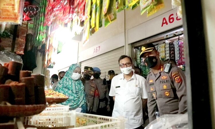 Kapolresta Bandung Monitoring Persediaan Minyak Goreng di Pasar Soreang