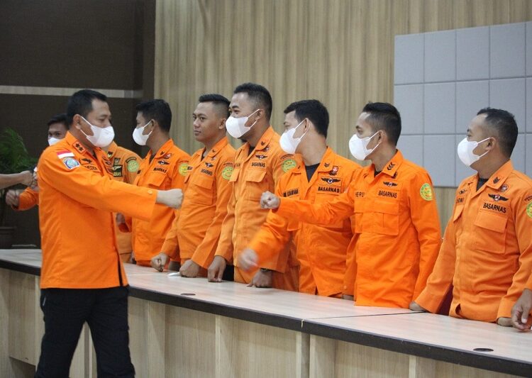 Rescuer Basarnas Bandung Ikuti Latihan SAR Beregu Teknik Pencarian dan Pertolongan di Gunung dan Hutan