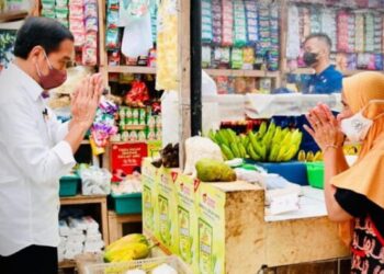 Presiden Joko Widodo mengecek ketersediaan sejumlah bahan kebutuhan pokok masyarakat di Pasar Rakyat di Desa Tempurejo, Kecamatan Tempuran, Kabupaten Magelang, Provinsi Jawa Tengah, Rabu (30/3/2022). (Foto: BPMI Setpres)