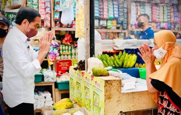 Presiden Joko Widodo mengecek ketersediaan sejumlah bahan kebutuhan pokok masyarakat di Pasar Rakyat di Desa Tempurejo, Kecamatan Tempuran, Kabupaten Magelang, Provinsi Jawa Tengah, Rabu (30/3/2022). (Foto: BPMI Setpres)