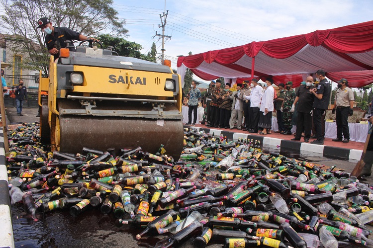Menjelang Ramadhan 1443 H, Polres Sumedang Musnahkan Ribuan Botol Miras