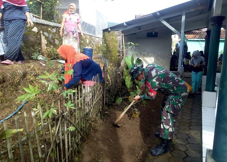 Danpos Tanjungmedar Beserta Anggota Giat Bersihkan Masjid