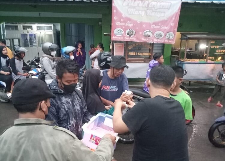 Pemdes Dayeuhkokot Berbagi Takjil Bersama Warga dan Anak Yatim