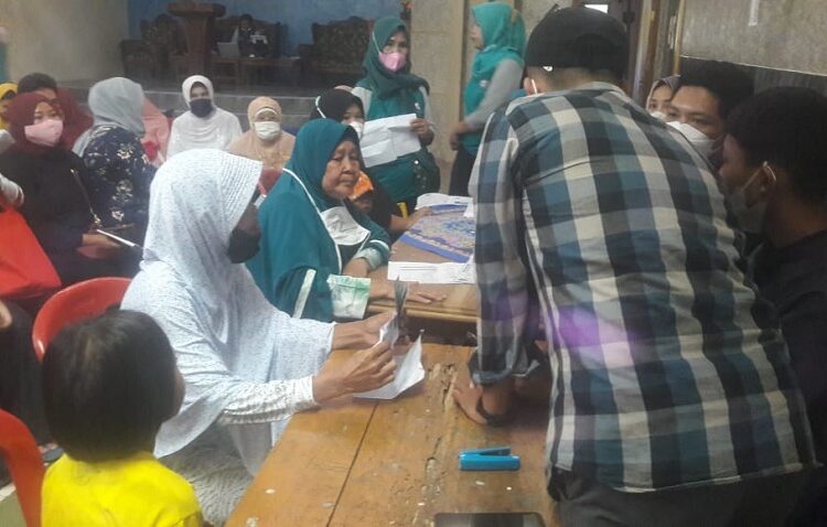 Pemdes Cimurah Salurkan Bantuan BPNT