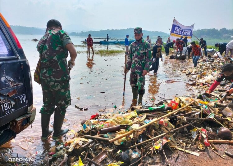 Tim Gabungan Bersihkan Tumpukan Sampah Pinggiran Waduk Jatigede