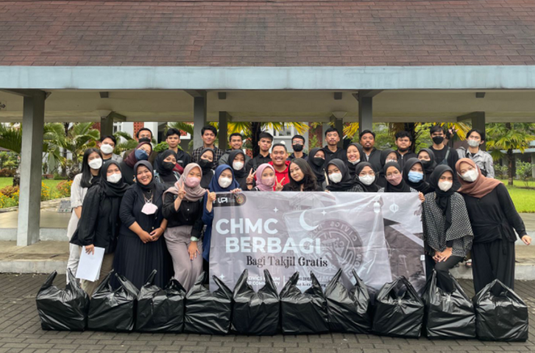 Kelilingi Bandung, CHMC UPI Bagikan Takjil Gratis