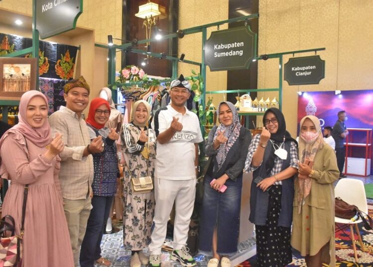 Wabup Sumedang Kunjungi Stand UMKM