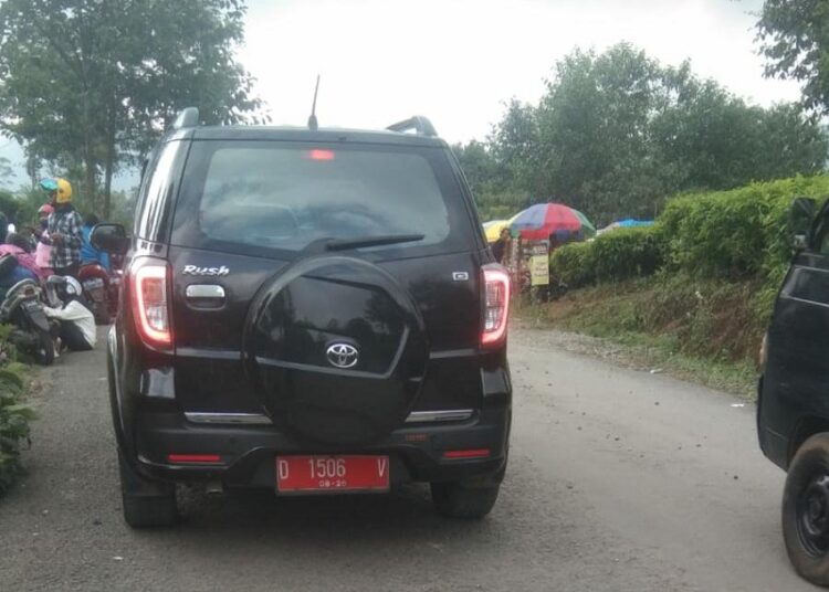 Waduh!!! Mobil Plat Merah Terparkir Diarea Wisata Rancabali, Diduga Dipakai Liburan Bersama Keluarga