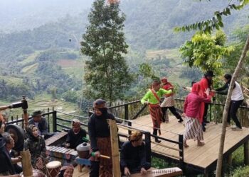 Para pemain Wayang Gejlig asal Kampung Adat Miduana saat pentas