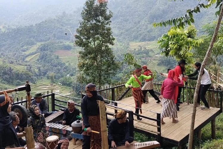 Para pemain Wayang Gejlig asal Kampung Adat Miduana saat pentas