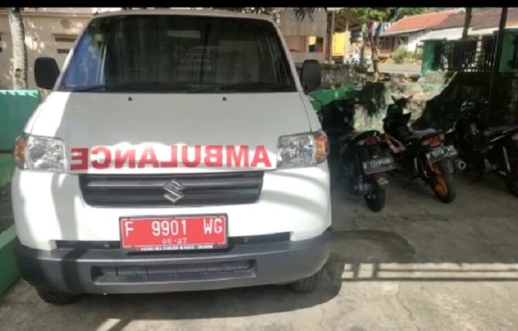 Mobil ambulans Desa Kertajadi yang stanby 24 jam di garasi halaman kantor desa