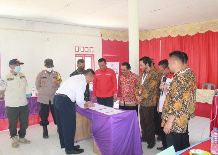 Forokopincam Naringgul bersama panitia pilkades serentak Sukamulya saat pleno penetapan bakal calon Kades Sukamulya