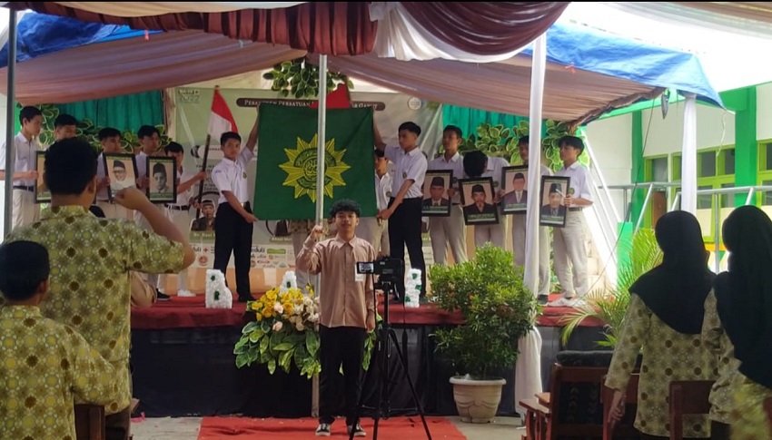Santri PPI 19 Bentar membawa poto para tokoh Persatuan Islam