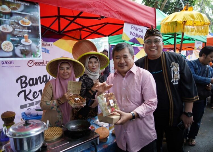 Bupati Garut, Rudy Gunawan, mengunjungi beberapa stand yang ada di Babancong Weekend Market, Kecamatan Garut Kota, Kabupaten Garut