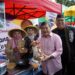 Bupati Garut, Rudy Gunawan, mengunjungi beberapa stand yang ada di Babancong Weekend Market, Kecamatan Garut Kota, Kabupaten Garut