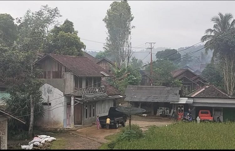 Impian Ratusan Warga Cihalimun Terkabul Ingin Adanya Penerangan Cahaya Listrik dari PLN