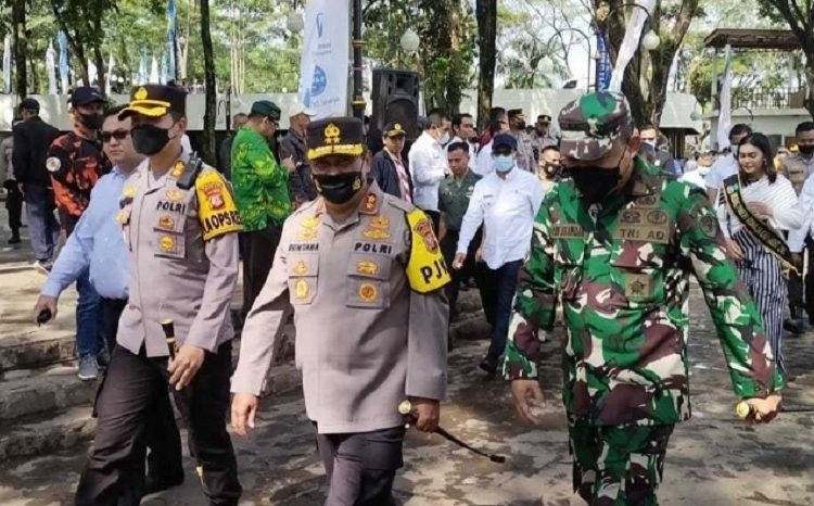 Dalka Hari Bayangkara-76, Kapolda Tebar 7,6 Juta Ekor Benih Ikan dan Monumen Peresmian Seni Cukur Asli Garut