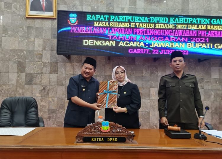 Bupati Garut, Rudy Gunawan, menyampaikan jawaban terkait pertanyaan fraksi untuk LPJ APBD TA 2021, dalam acara Rapat Paripurna DPRD Garut, di Ruang Rapat Paripurna DPRD Garut, Jalan Patriot, Kecamatan Tarogong Kidul, Kabupaten Garut, Rabu (22/6/2022).