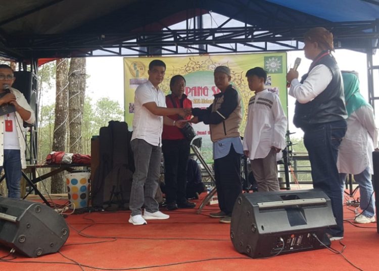 Penyerahan santunan pada anak yatim Panti Asuhan Muhammadyah Lio, Garut Kota