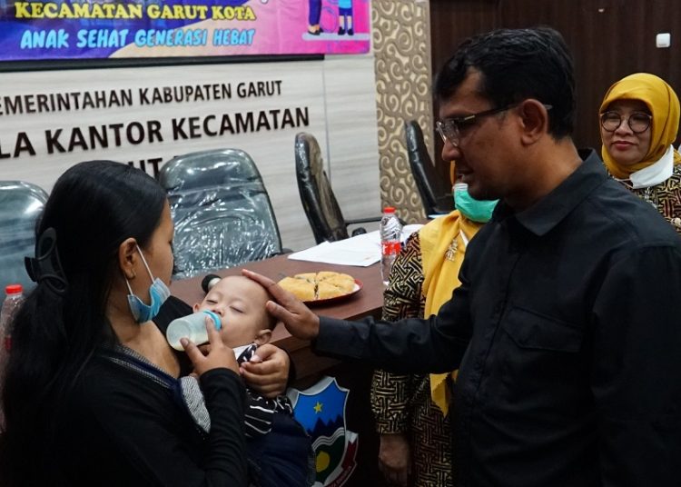 Wakil Bupati Garut, dr. Helmi Budiman, menyerahkan PMT kepada balita yang mengalami stunting dan gizi buruk, di Kantor Kecamatan Garut Kota, Kabupaten Garut