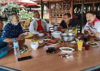 Rapat konsolidasi panitia Open Turnamen bola voli usia 17 tahun di RM Kp.Sawah
