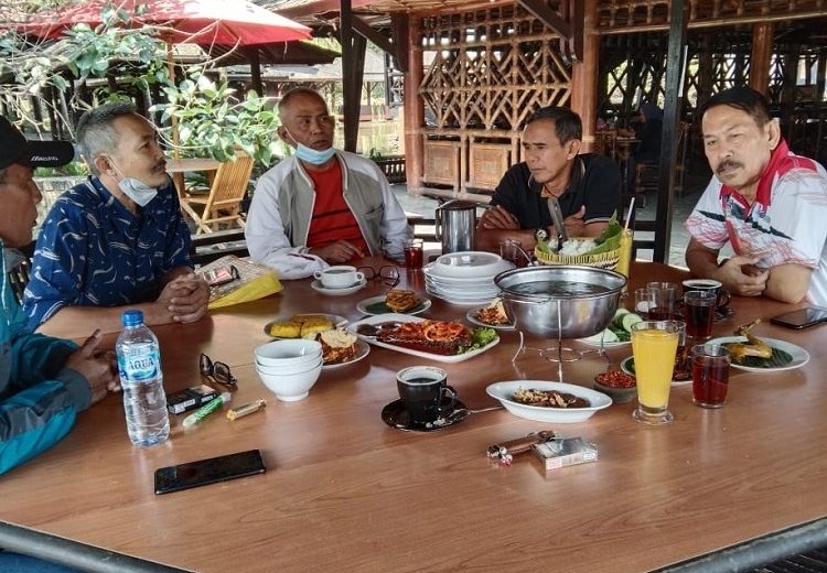 Rapat konsolidasi panitia Open Turnamen bola voli usia 17 tahun di RM Kp.Sawah