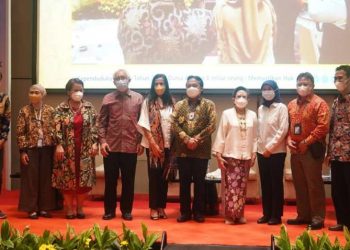 Foto bersama pada Peringatan Hari Kependudukan Dunia 2022 di The Westin Hotel - Jakarta. (Dok. BKKBN)