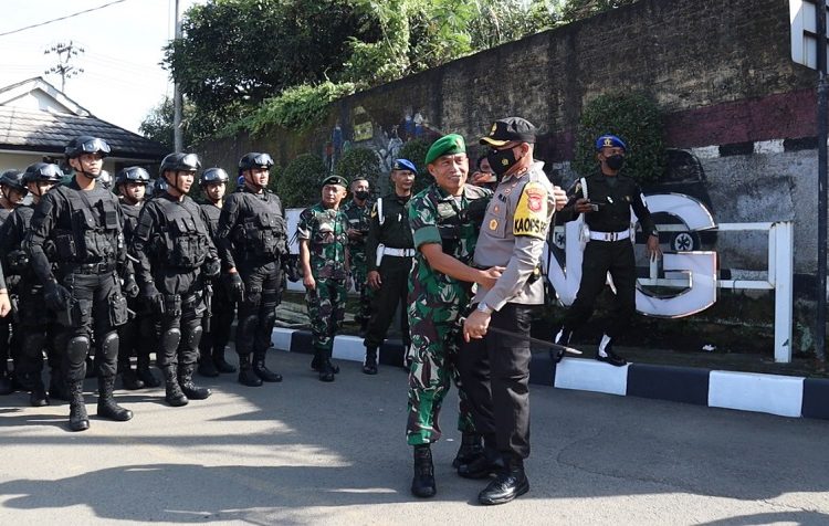 Puluhan Personil Gabungan TNI Surprise Sambangi Mapolres Sumedang