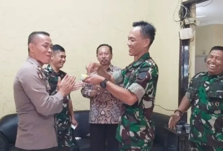 Danramil 1111/Tarkid Beri Ucapan Selamat Kepada Kapolsek Tarogong Kidul