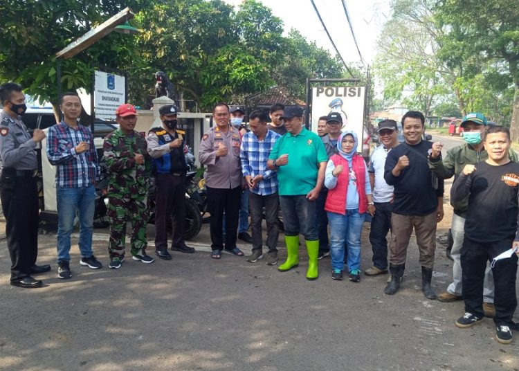 Peringati HUT Bhayangkara ke-76, Jajaran Polsek Solokanjeruk Bersinergi dengan Forkopimcam Lakukan Aksi Bersih Sampah