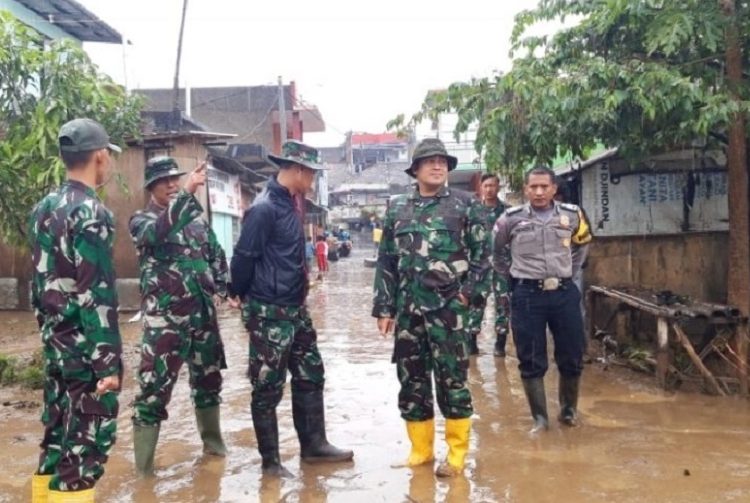 TNI Hadir Buat Posko Bencana Banjir Untuk Layani Masyarakat