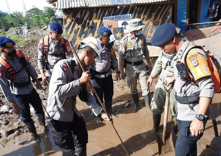 Hari Ke-3 Kesatuan BRIMOB Kompi 4 Batalyon A Pelopor, Konsisten Bantu Warga Terdampak Banjir