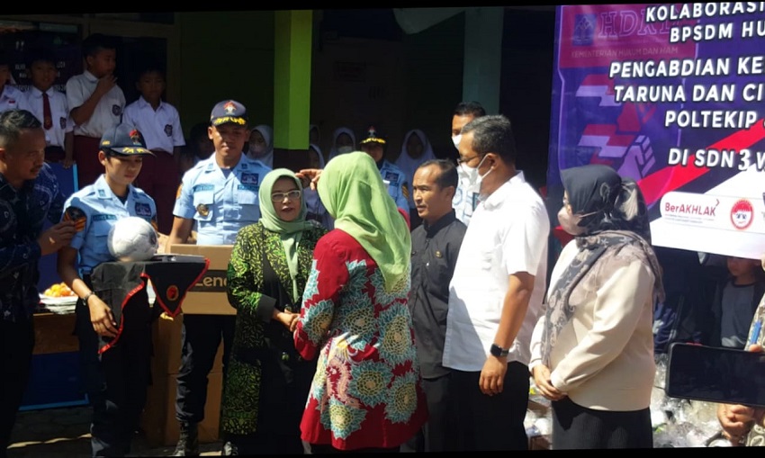 DR. Asep Kurnia Kepala bpsdm Hukum dan Ham RI Berikan Kadeudeuh pada SDN 3 Wanaraja Garut.