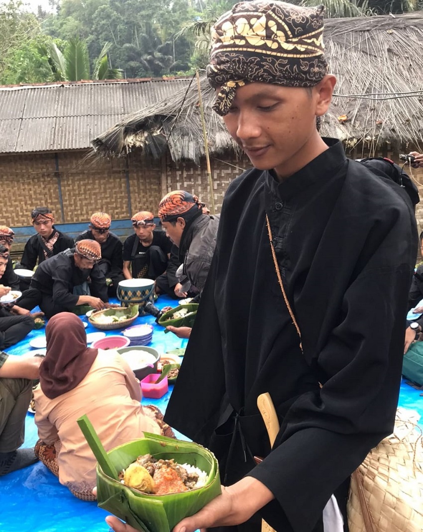 Sejumlah warga Kampung Adat Miduana saat makan ikan payo