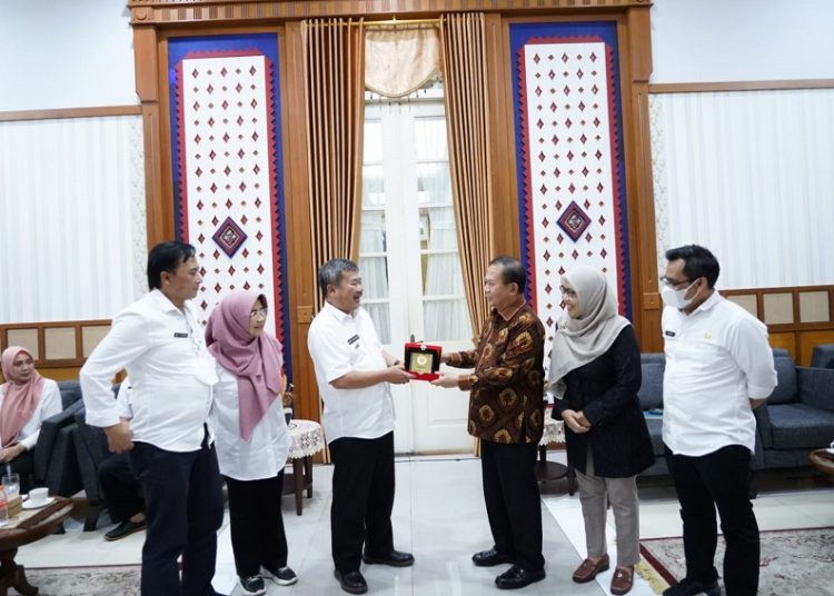 upati Garut, Rudy Gunawan menerima audiensi APKASI yang dilaksanakan di Ruang Pamengkang, Kecamatan Garut Kota, Kabupaten Garut, Rabu (27/7/2022).