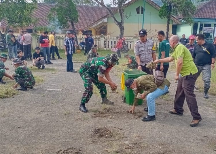 Jajaran Kodim 0610/Sumedang Bersama Forkopimcam Tanjungkerta Gotong Royong Bersihkan Alun-alun