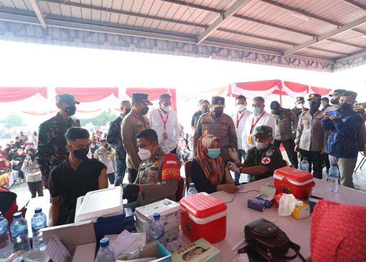 Kapolda Jabar Tinjau Vaksinasi Serentak di Polres Cianjur