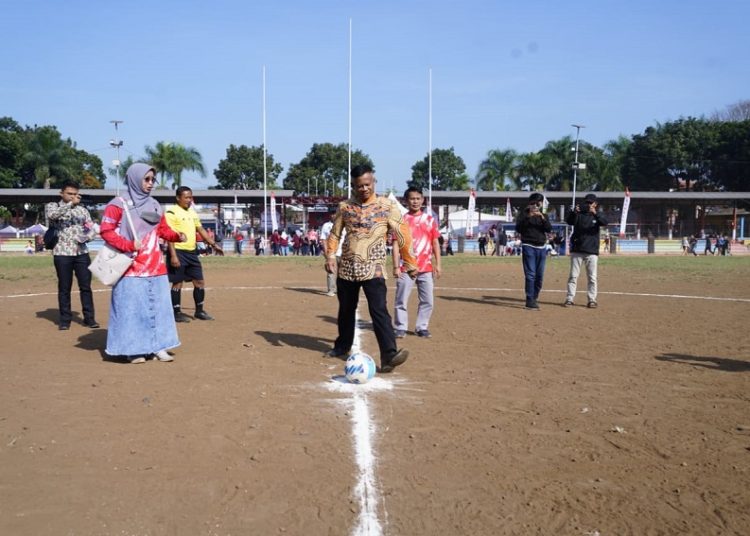 Sekda Kabupaten Garut, Nurdin Yana, membuka resmi Acara Silaturahmi Sepak Bola anatar Wilayah Dinas Kesehatan Kabupaten Garut, di SOR Merdeka Kerkhof, Kecamatan Tarogong Kidul, Kabupaten Garut, Jum'at (29/7/2022)