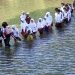 Anak Anak Sekolah SDN Padawaras bersama orang tuanya saat akan berangkat sekolah menyebrangi Sungai Ciujung