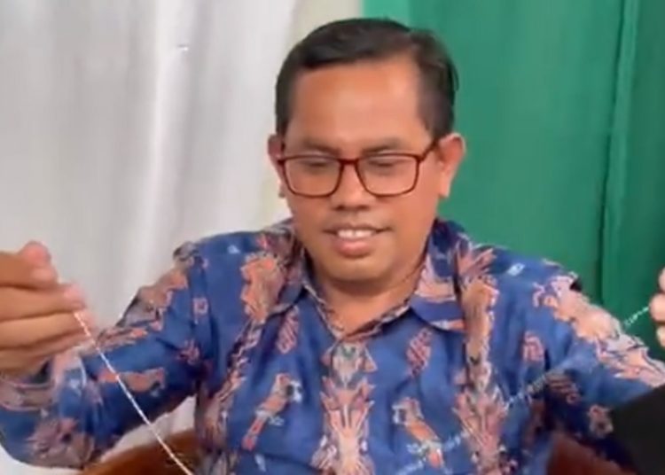 H. Aceng Roni Sita Kalung Salib Saat Pelantikan Kader HMI Baru