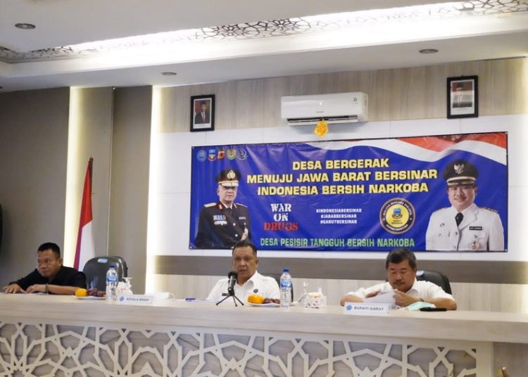 Pelaksanaan acara Penguatan Pelaksanaan Program Desa Pesisir Tangguh Bersinar di Jawa Barat Tahun 2202, yang dilaksanakan di Aula Kecamatan Pameungpeuk, Kabupaten Garut, Rabu (3/8/2022).