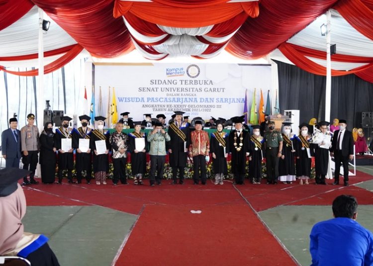 Wisudawan/i poto bersama dengan Rektor Uniga Dr. Ir. Abdusy Syakur Amin, M.Eng dan Bupati Garut H.Rudy Gunawan.