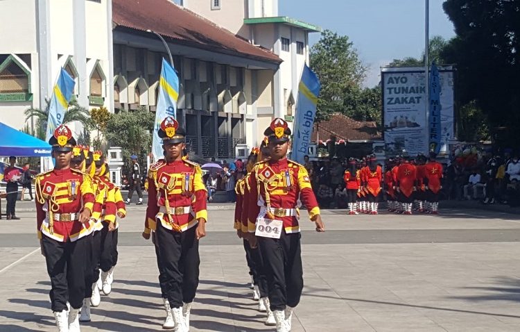 Para peserta LKBB sedang memperlihatkan keterampilannya di depan para juri.