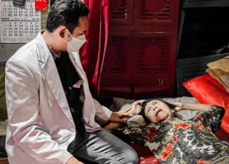 “Dokter Kasep” Kunjungi Ibu Resih, Penderita Stroke