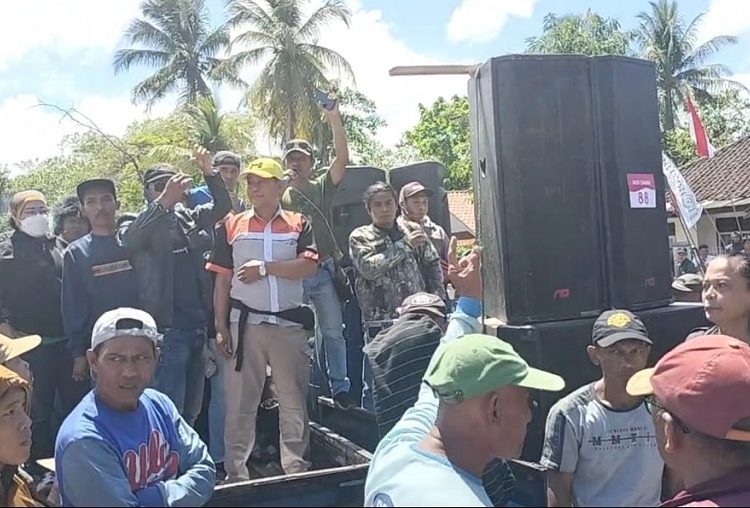 Warga saat melakukan Orasi di depan kantor desa cidamar