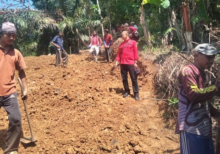 Pjs Kepala Desa Malati saat mengecek pembukaan jalan baru poros Desa Malati dan Cinerang