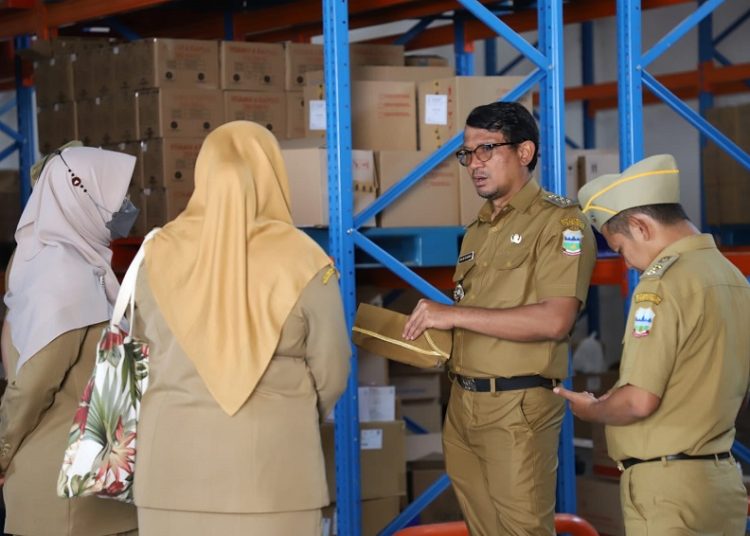 Wakil Bupati Garut, dr. Helmi Budiman mengecek secara langsung persiapan pendistribusian PMT di Gudang Farmasi Dinas Kesehatan (Dinkes) Garut, Jalan Terusan Pahlawan, Kecamatan Tarogong Kidul, Kabupaten Garut, Senin (22/8/2022).