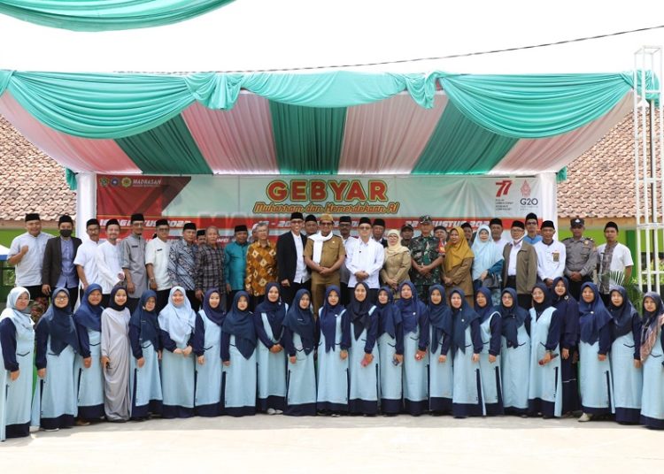 Wakil Bupati Garut, dr. Helmi Budiman, memberikan sambutan dalam acara Gebyar Muharam dan Kemerdekaan Republik Indonesia yang digagas oleh MAN 5 Garut, di halaman sekolah MAN 5 Garut, Kecamatan Cibatu, Kabupaten Garut, Senin (22/8/2022).