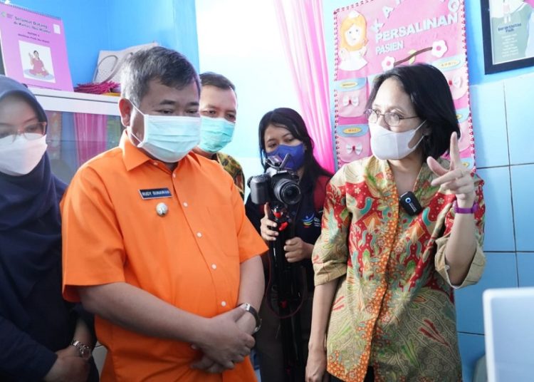 Bupati Garut, Rudy Gunawan mendampingi Direktur Jenderal (Dirjen) Kesehatan Masyarakat Kementerian Kesehatan (Kemenkes) Republik Indonesia (RI), dr. Maria Endang Sumiwi melaksanakan kegiatan evaluasi pendampingan tahap kedua uji coba integrasi pelayanan kesehatan primer di Puskesmas Banjarwangi, Kecamatan Banjarwangi, Kabupaten Garut, Selasa (23/8/2022).